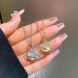 Delicata collana girocollo con ciondolo a forma di occhio di gatto in opale, da donna, in acciaio inossidabile, con luna, stella e pianeta