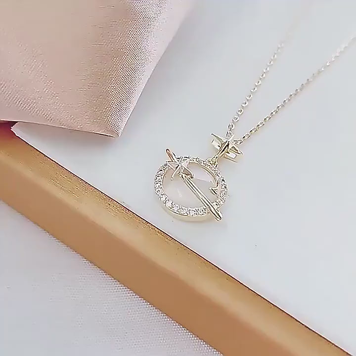 Delicata collana girocollo con ciondolo a forma di occhio di gatto in opale, da donna, in acciaio inossidabile, con luna, stella e pianeta